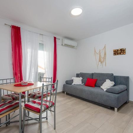 Apartments Mil - 30 M From Beach Рибарица Экстерьер фото
